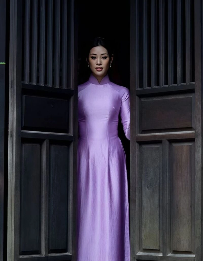 hình ảnh cô gái huế mặc áo dài tím