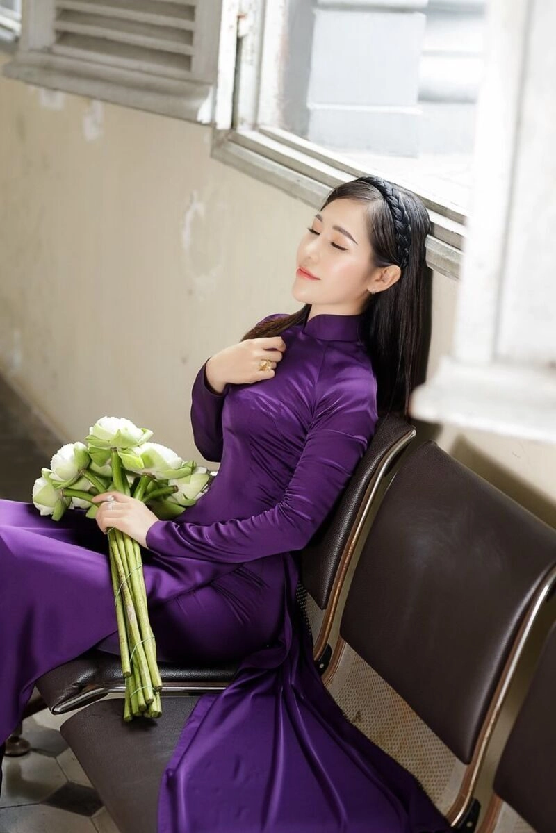 hình ảnh cô gái huế mặc áo dài tím
