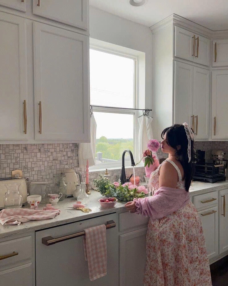 Hình ảnh cô gái mũm mĩm che mặt xinh đẹp