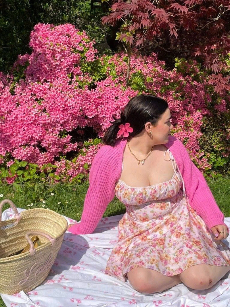 Hình ảnh cô gái mũm mĩm che mặt xinh đẹp