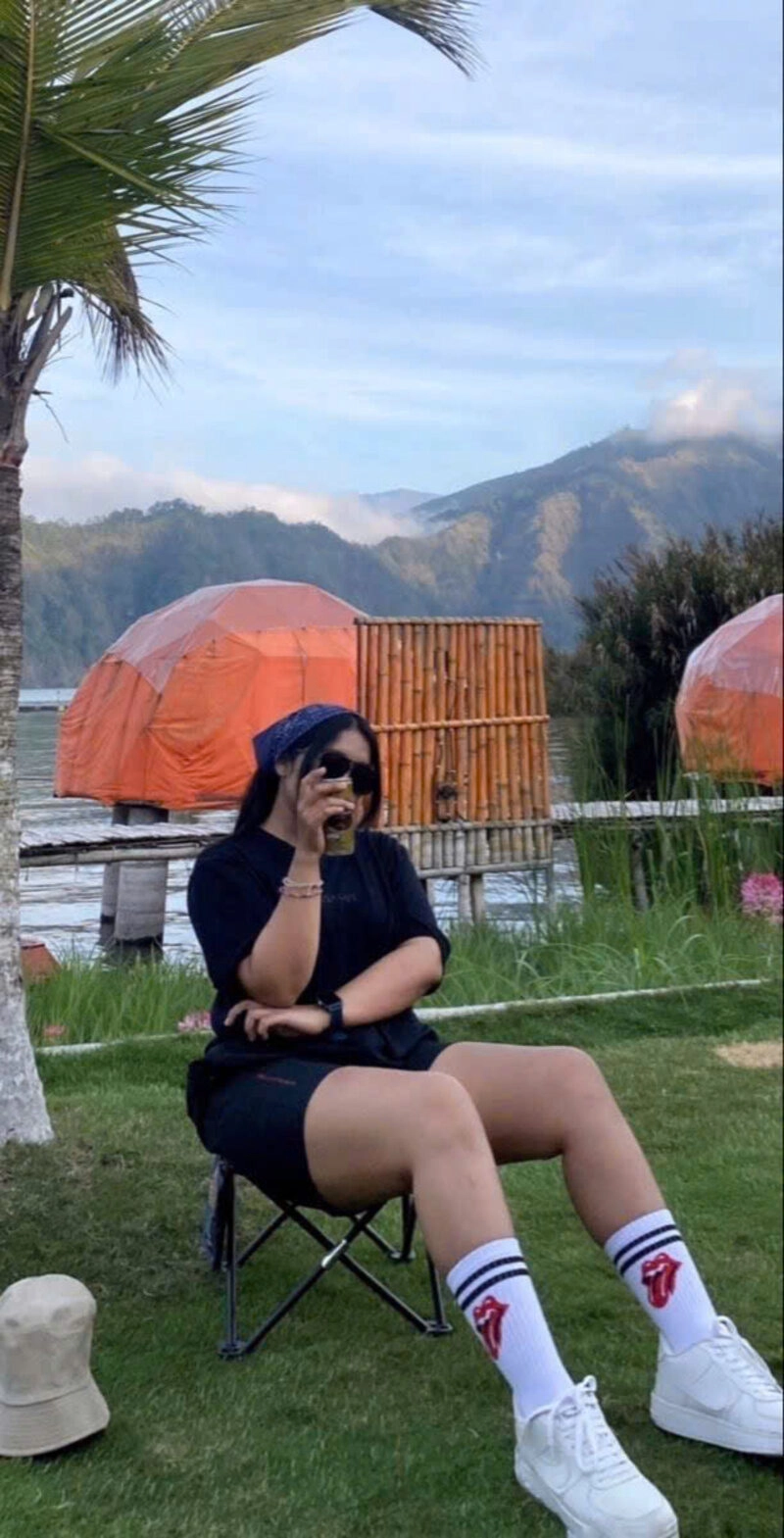 Hình ảnh cô gái mũm mĩm che mặt xinh đẹp