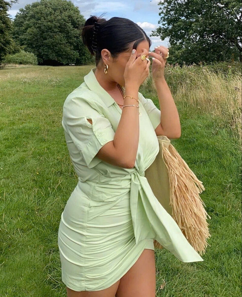 Hình ảnh cô gái mũm mĩm che mặt xinh đẹp