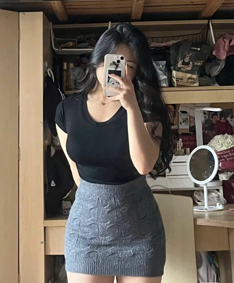 Hình ảnh cô gái mũm mĩm che mặt xinh đẹp