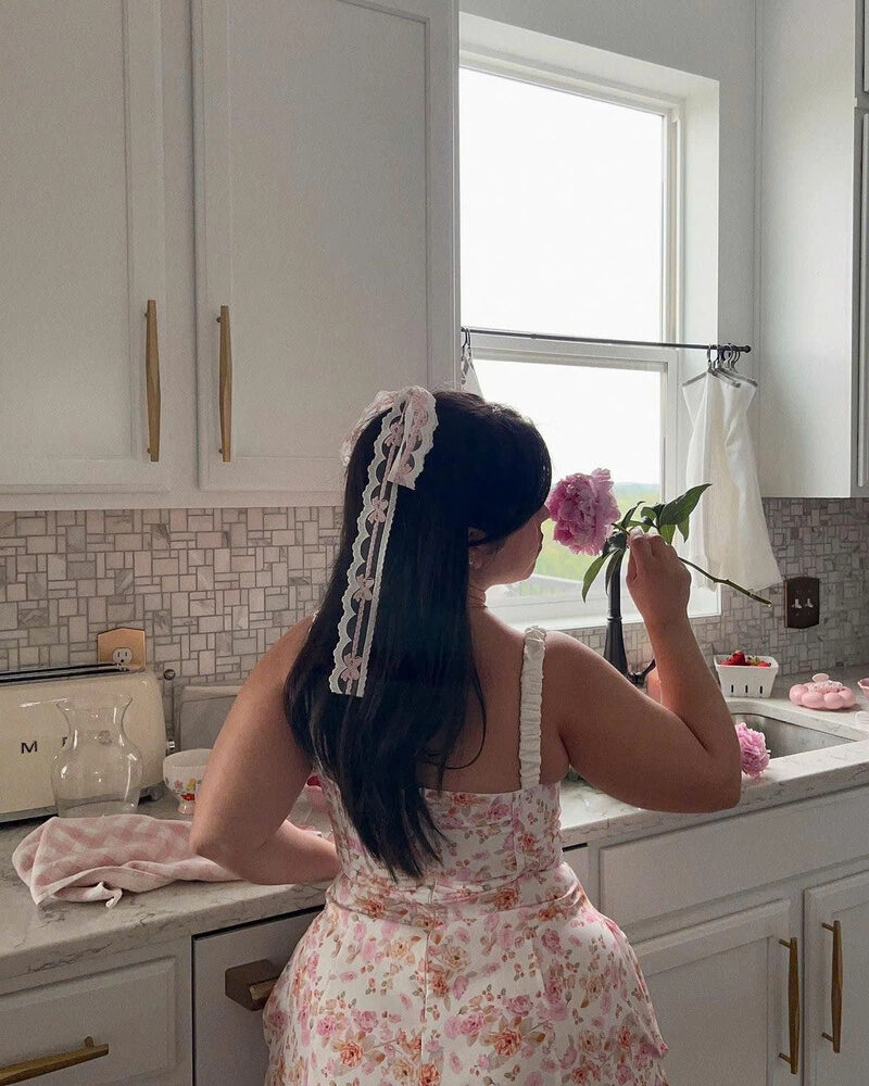 Hình ảnh cô gái mũm mĩm che mặt xinh đẹp