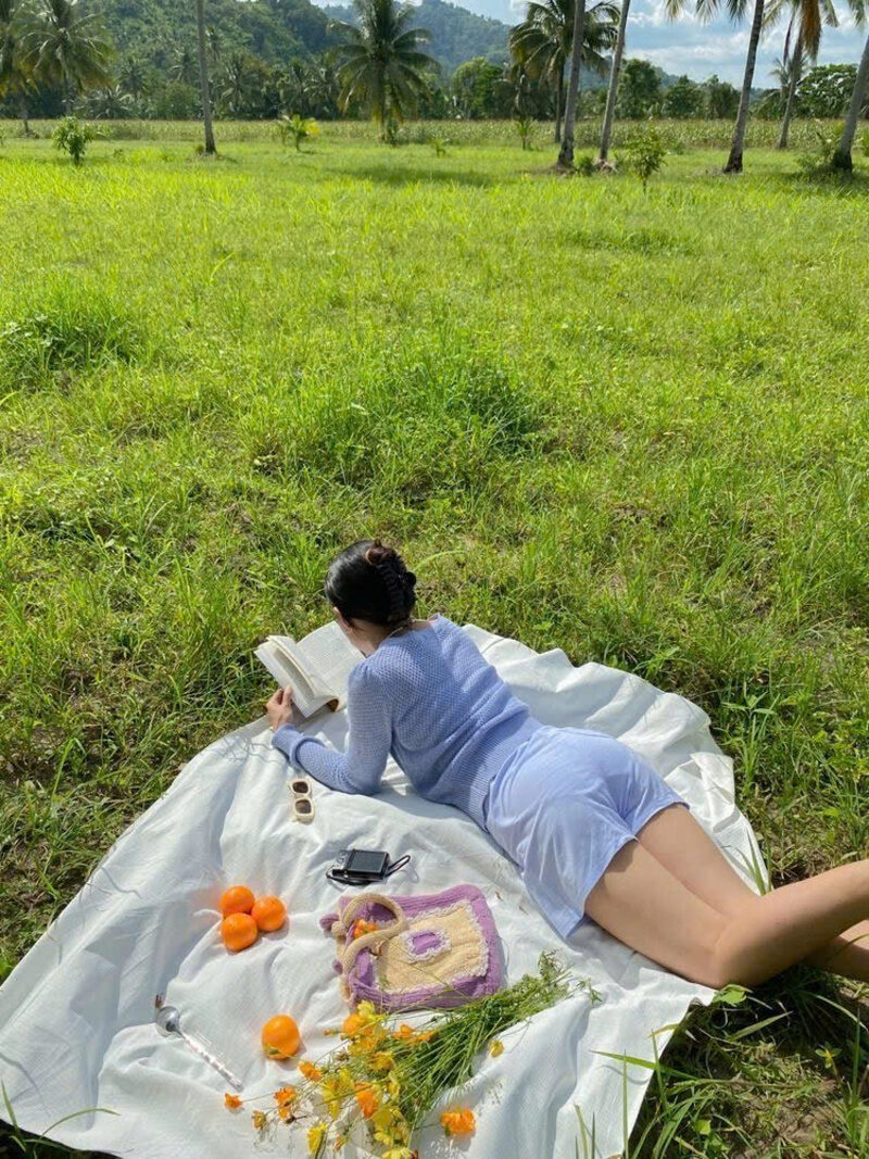 Hình ảnh cô gái mũm mĩm che mặt xinh đẹp