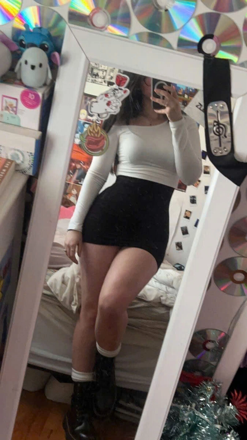 Hình ảnh cô gái mũm mĩm che mặt xinh đẹp