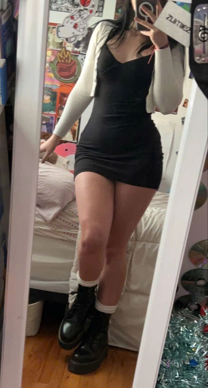 Hình ảnh cô gái mũm mĩm che mặt xinh đẹp