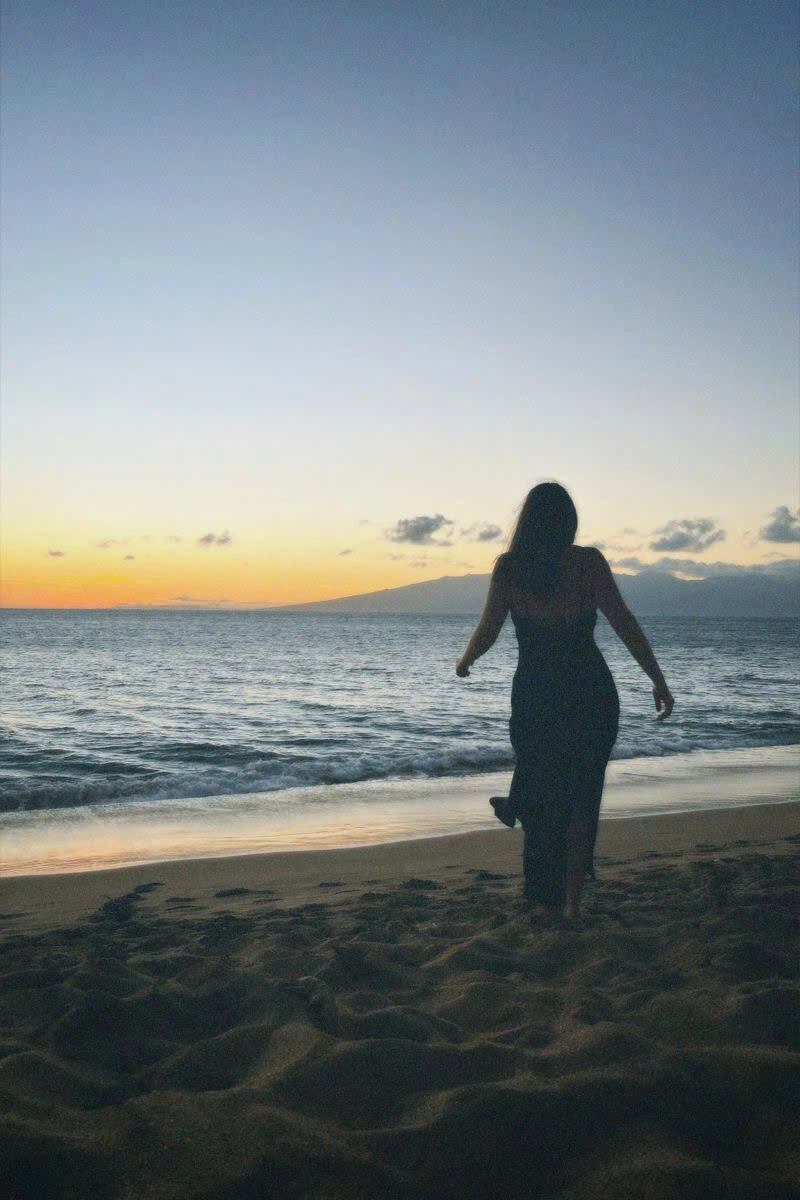 Hình ảnh cô gái mũm mĩm che mặt xinh đẹp