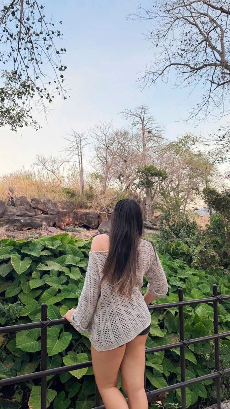 Hình ảnh cô gái mũm mĩm che mặt xinh đẹp