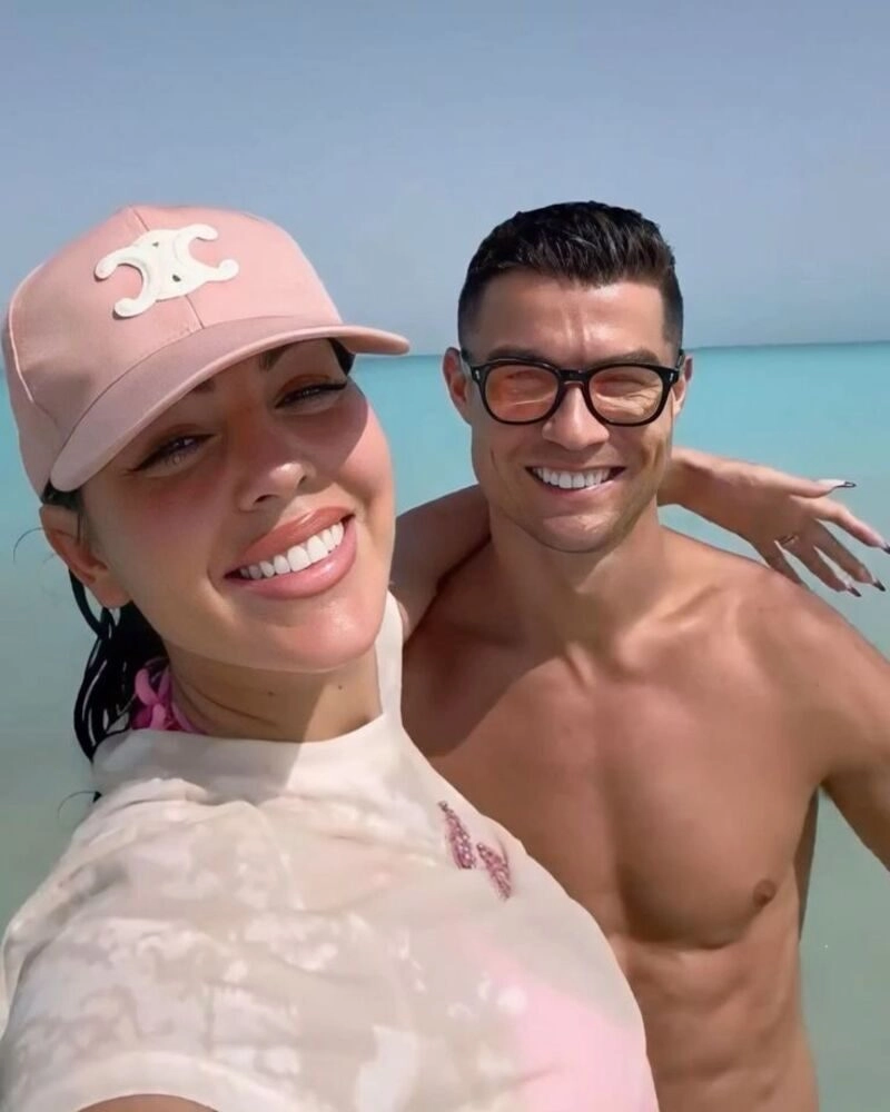 hình ảnh ronaldo đi du lịch ôm gái