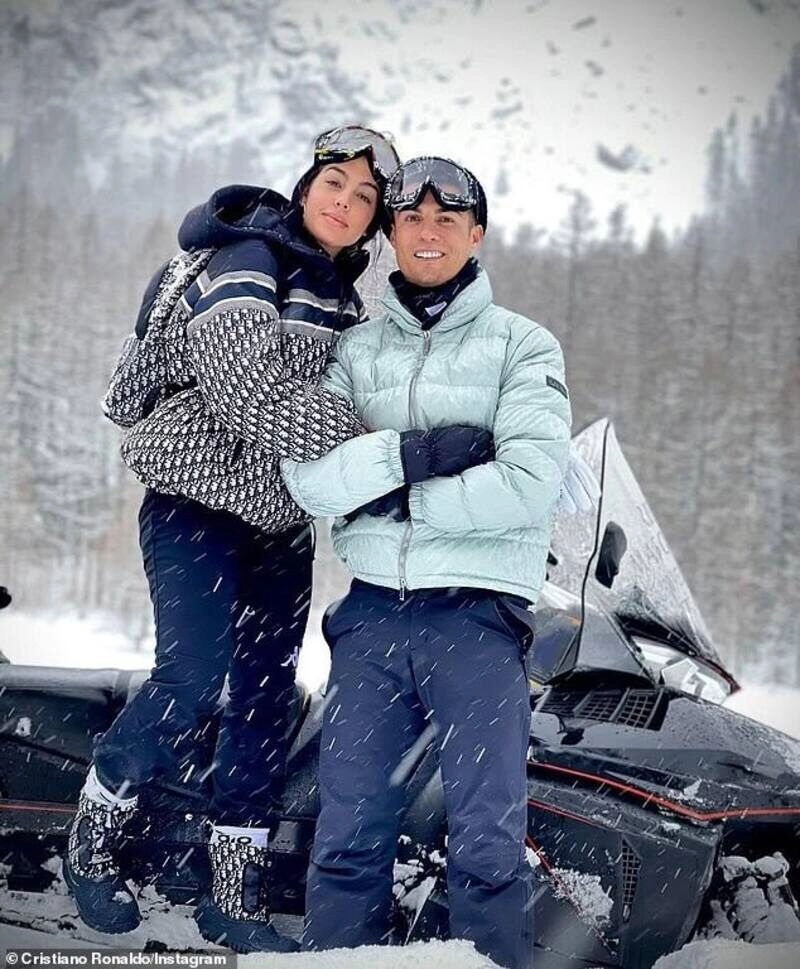 hình ảnh ronaldo đi du lịch ôm gái