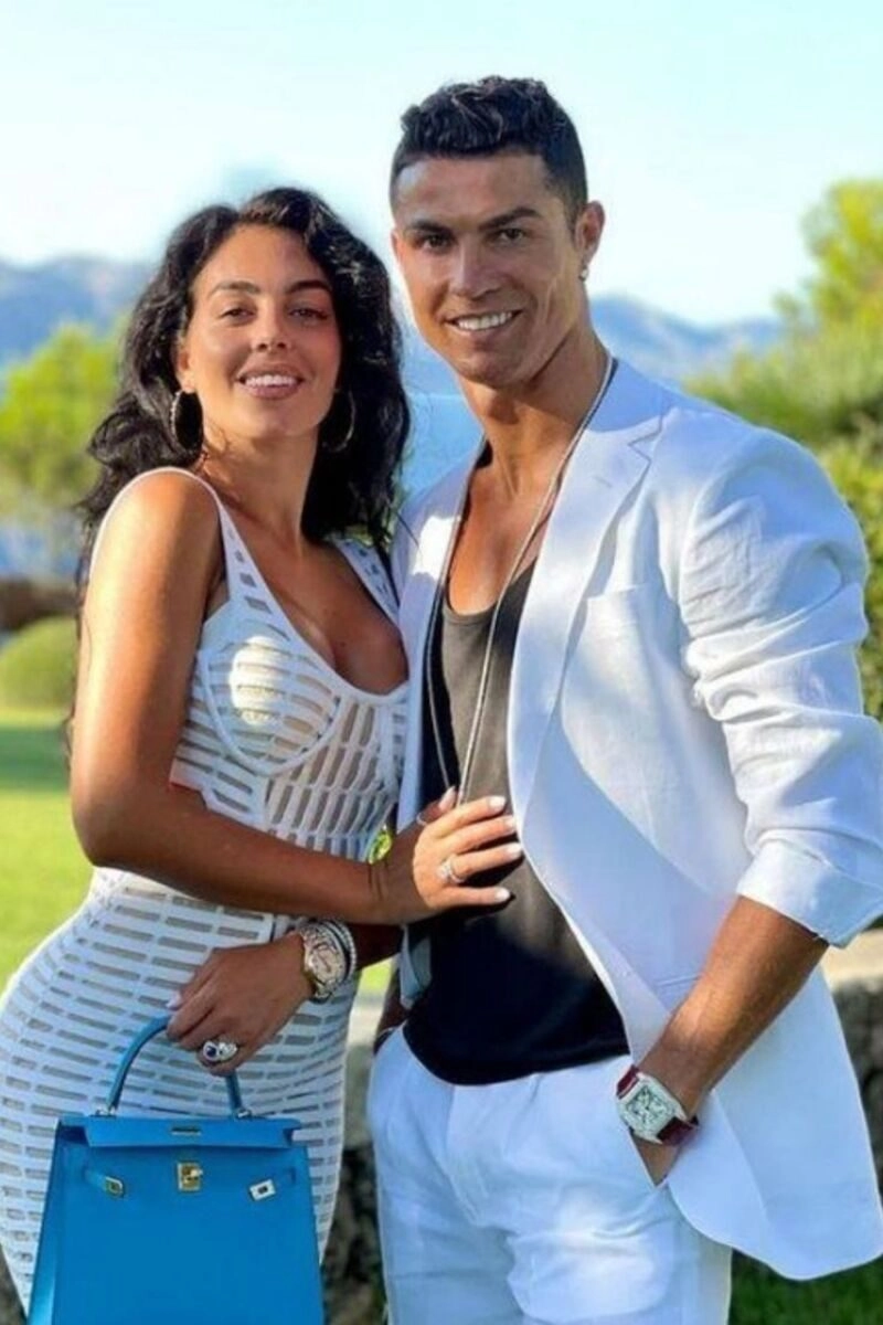 hình ảnh ronaldo đi du lịch ôm gái