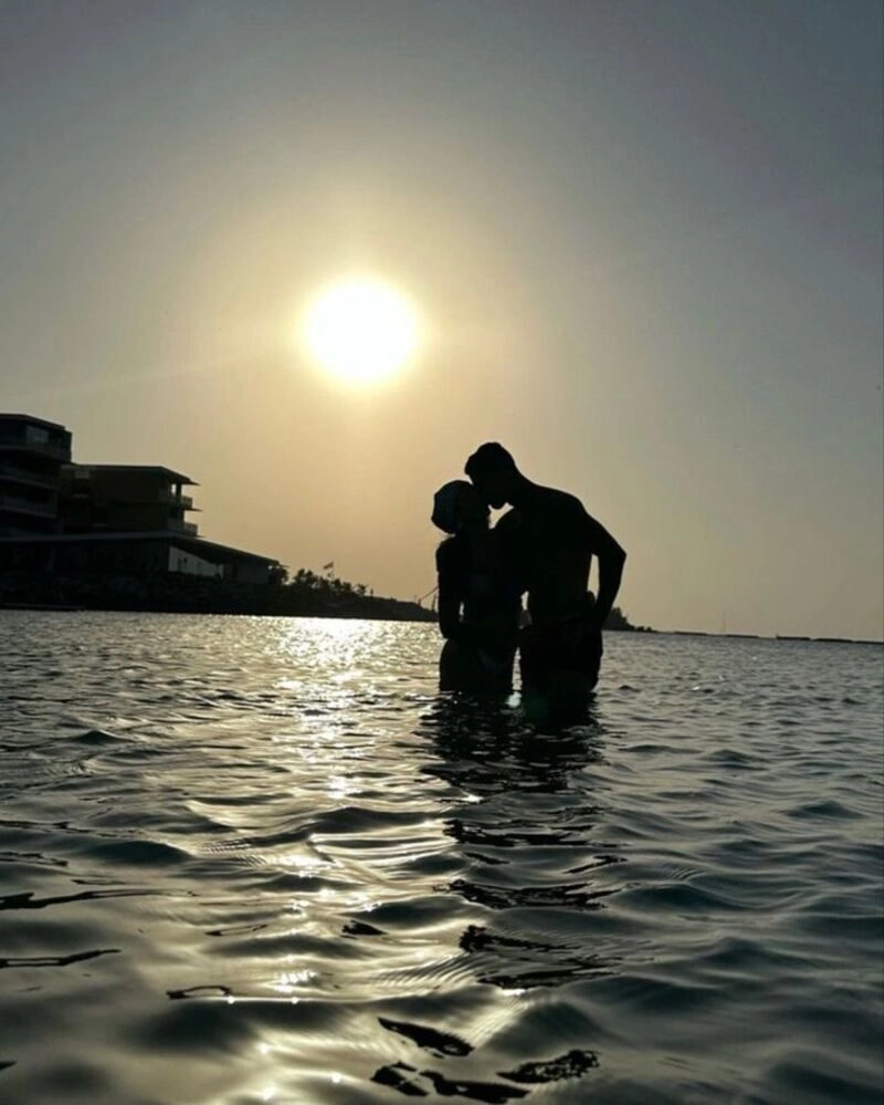 hình ảnh ronaldo đi du lịch ôm gái