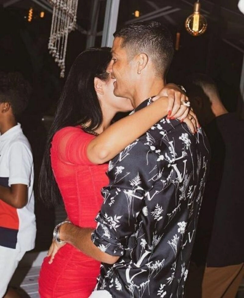 hình ảnh ronaldo đi du lịch ôm gái