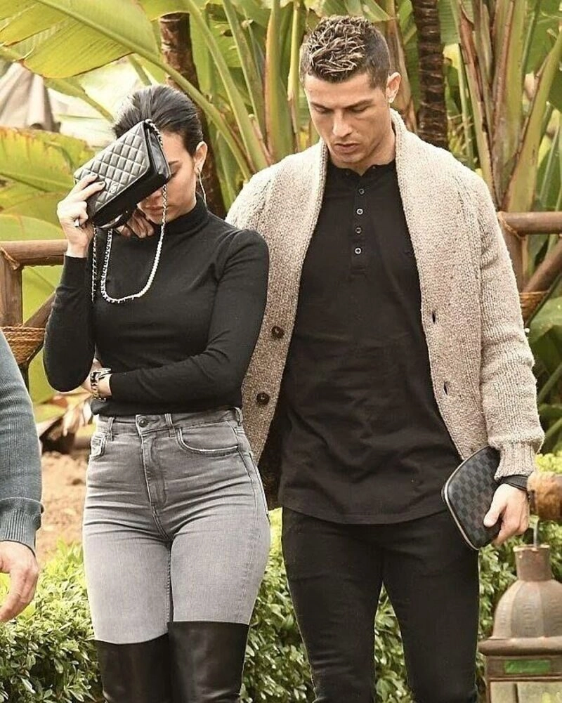 hình ảnh ronaldo đi du lịch ôm gái