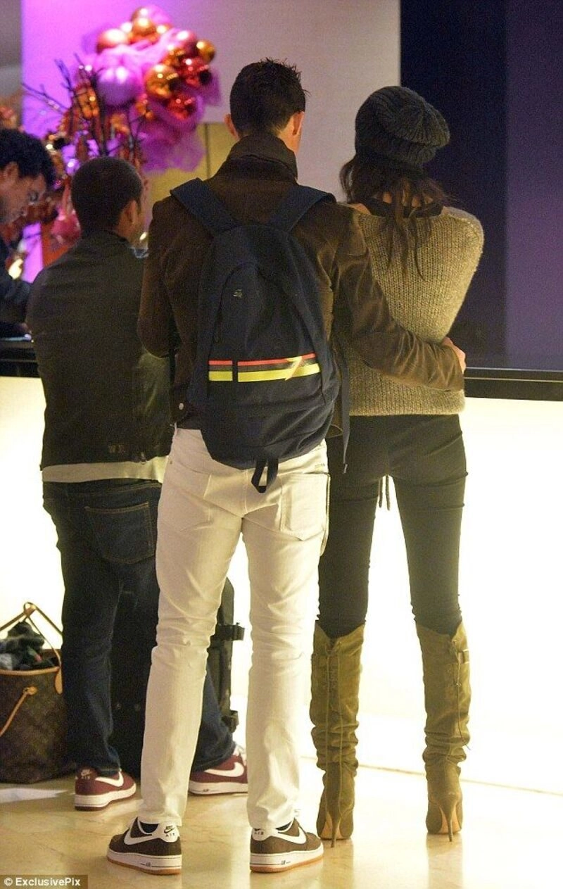 hình ảnh ronaldo đi du lịch ôm gái