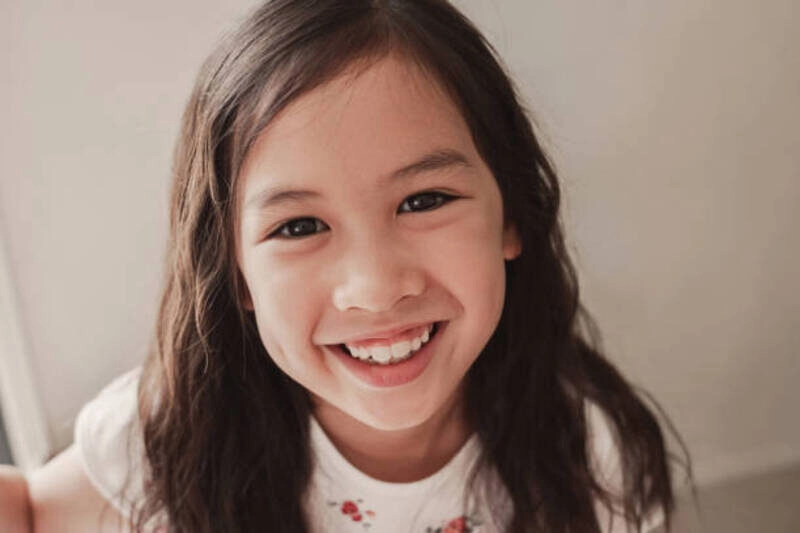 hình bé gái dễ thương có đồng tiền