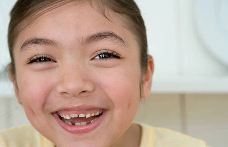 hình bé gái dễ thương có đồng tiền