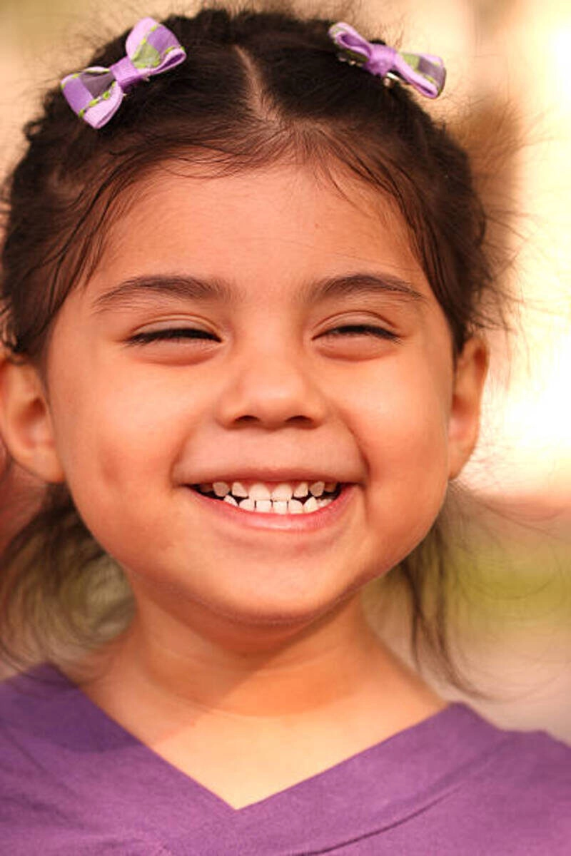 hình bé gái dễ thương có đồng tiền