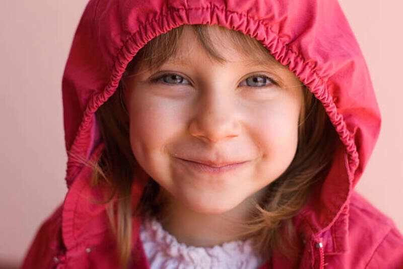 hình bé gái dễ thương có đồng tiền