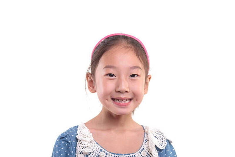 hình bé gái dễ thương có đồng tiền