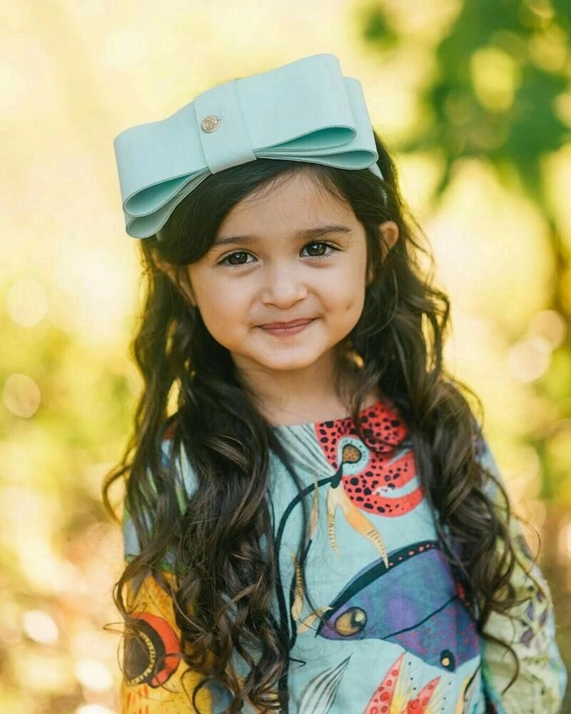 hình bé gái dễ thương có đồng tiền