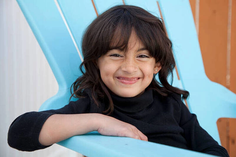 hình bé gái dễ thương có đồng tiền