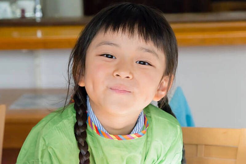 hình bé gái dễ thương có đồng tiền