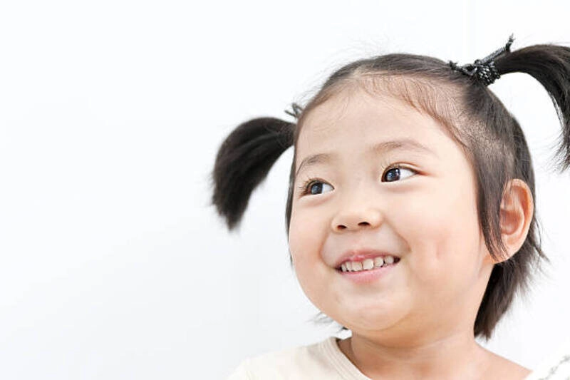 hình bé gái dễ thương có đồng tiền