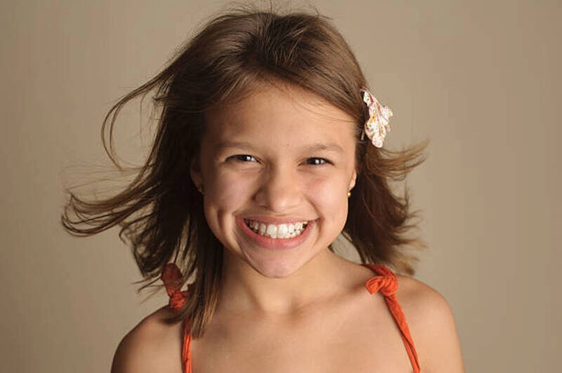 hình bé gái dễ thương có đồng tiền