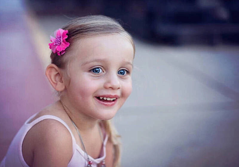 hình bé gái dễ thương có đồng tiền