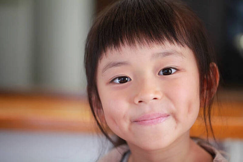 hình bé gái dễ thương có đồng tiền