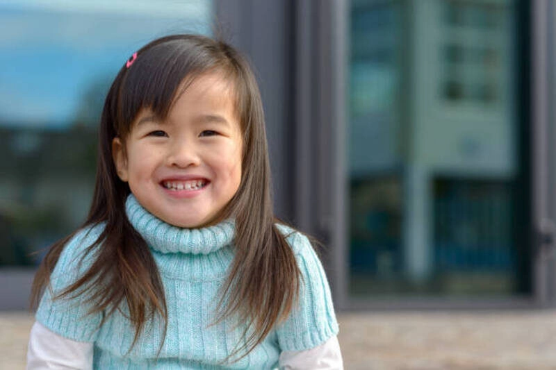 hình bé gái dễ thương có đồng tiền