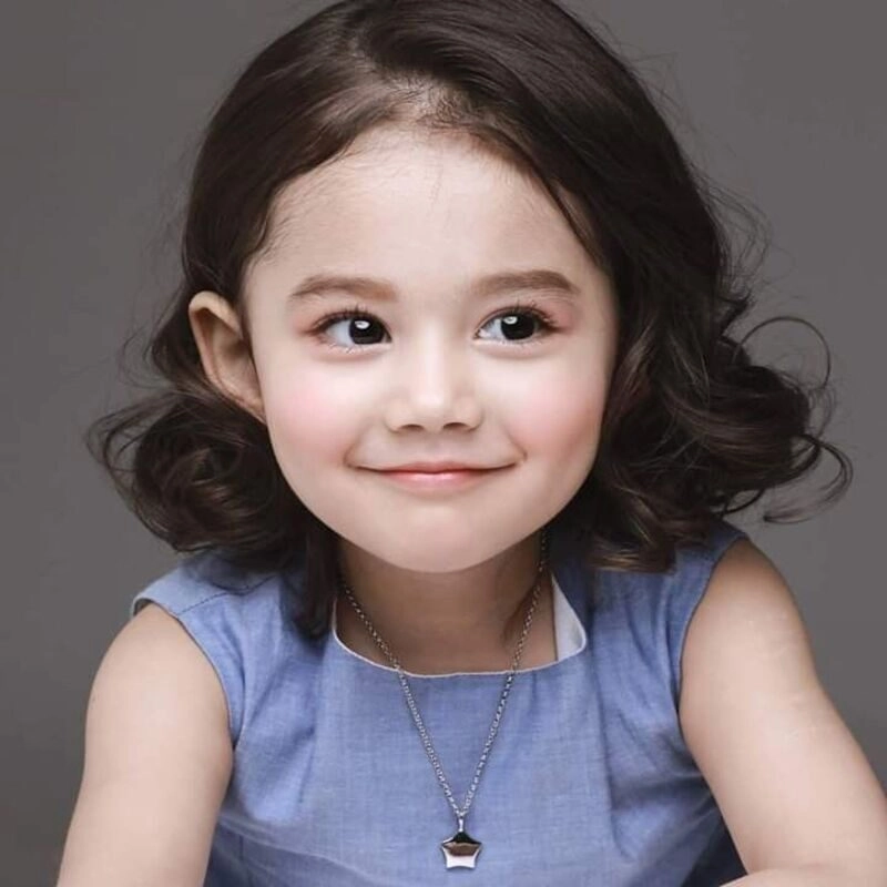 hình bé gái dễ thương có đồng tiền