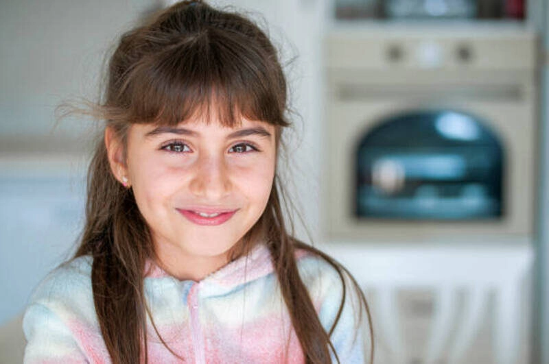 hình bé gái dễ thương có đồng tiền