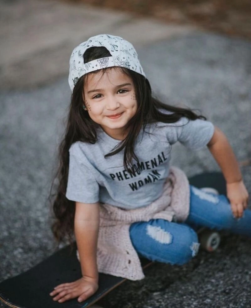 hình bé gái dễ thương có đồng tiền