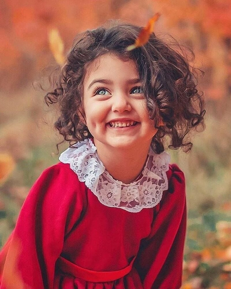 hình bé gái dễ thương có đồng tiền