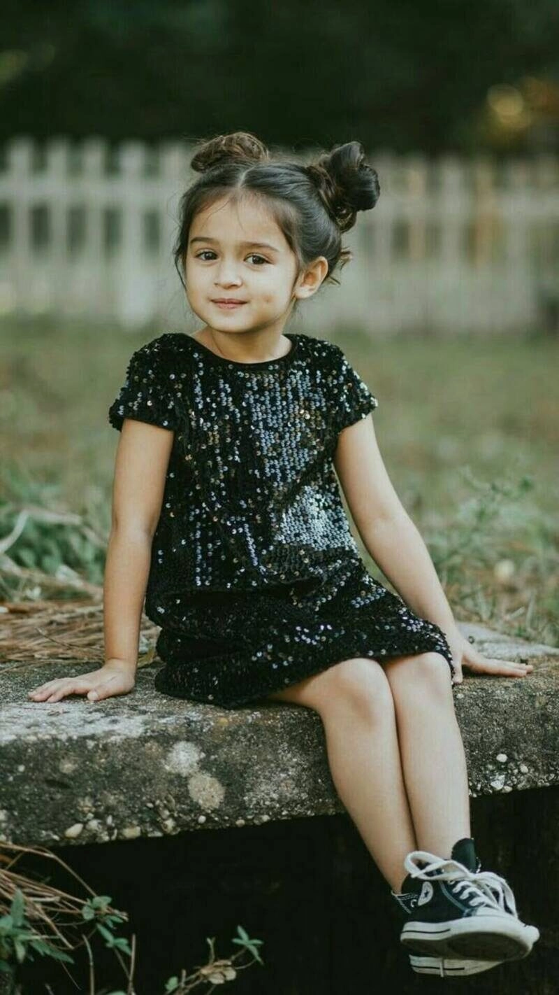 hình bé gái dễ thương có đồng tiền