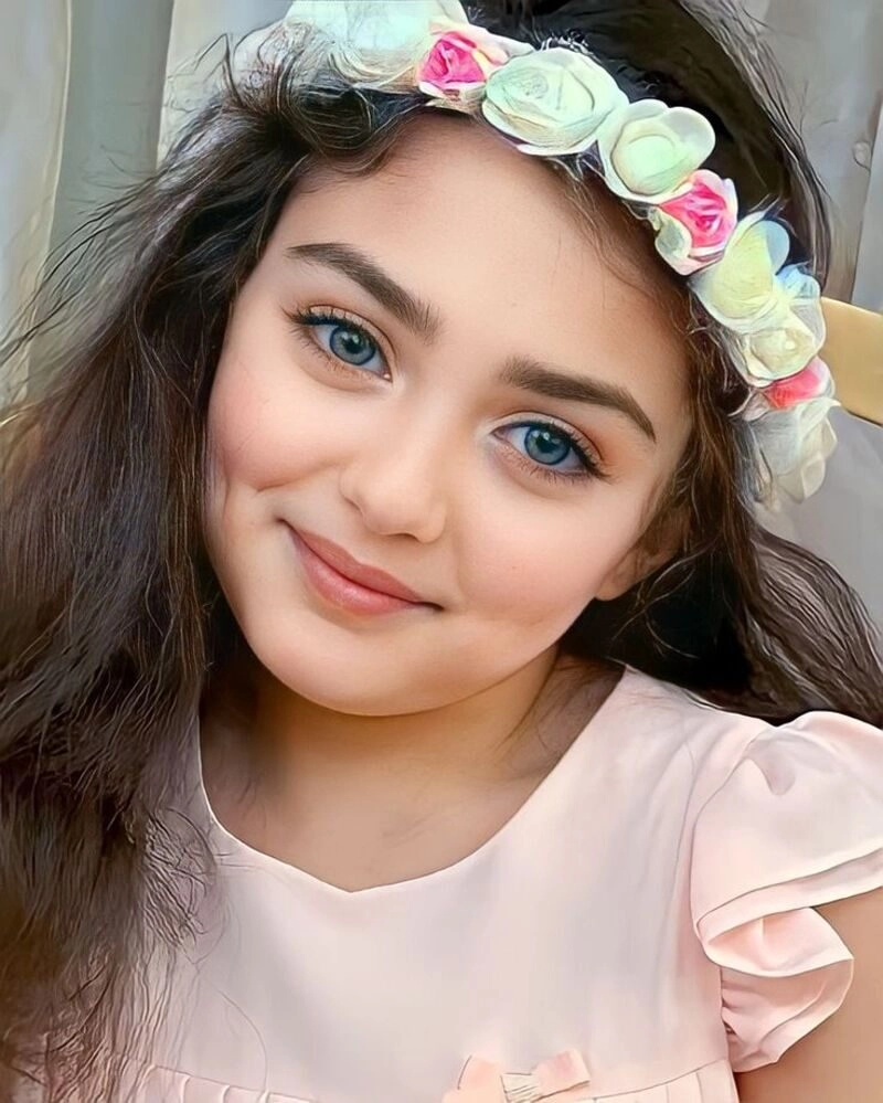 hình bé gái dễ thương có đồng tiền