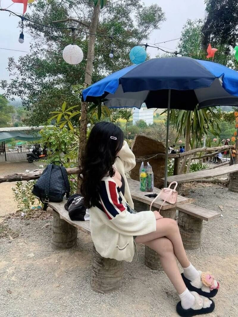 lạnh lùng ảnh con gái uống trà sữa che mặt