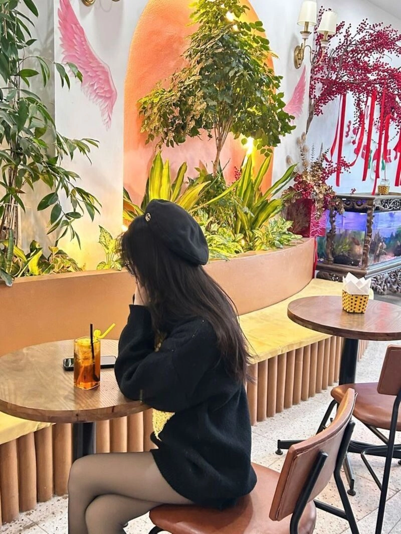 lạnh lùng ảnh con gái uống trà sữa che mặt