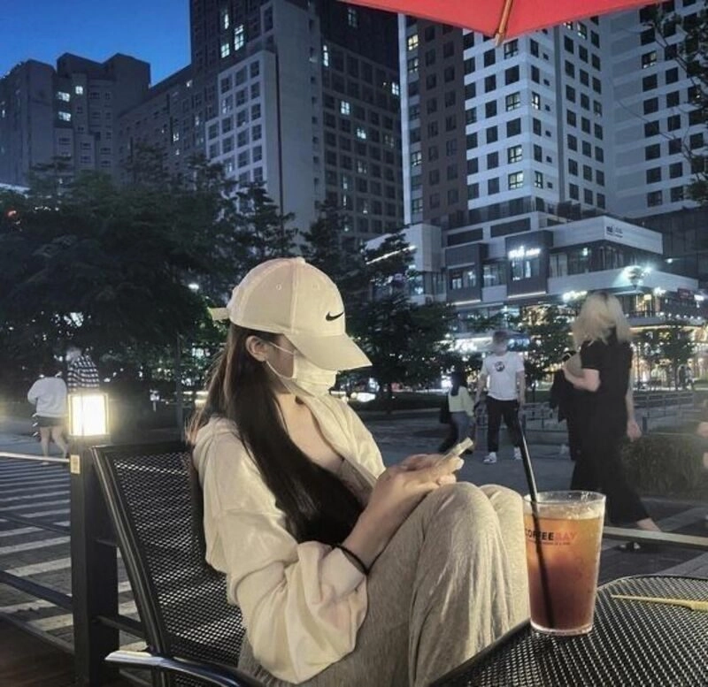 lạnh lùng ảnh con gái uống trà sữa che mặt