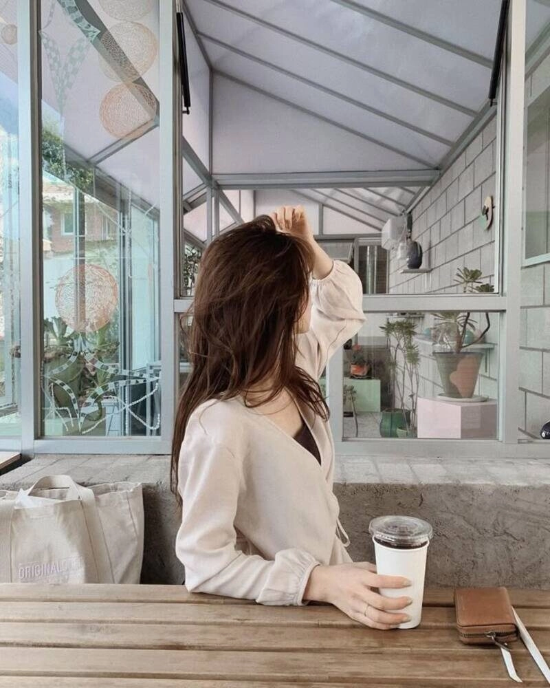 lạnh lùng ảnh con gái uống trà sữa che mặt