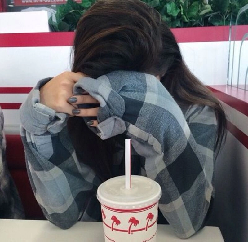 lạnh lùng ảnh con gái uống trà sữa che mặt