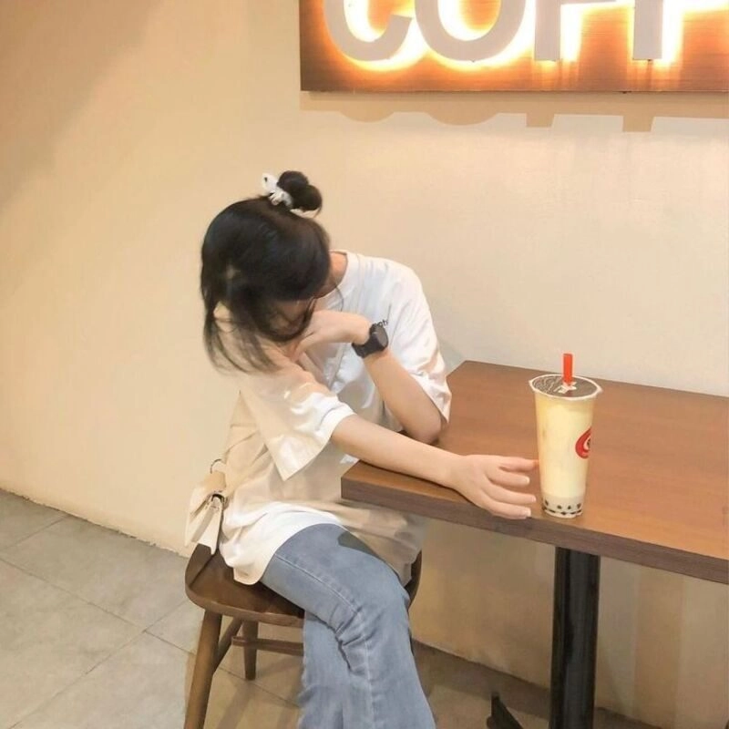 lạnh lùng ảnh con gái uống trà sữa che mặt