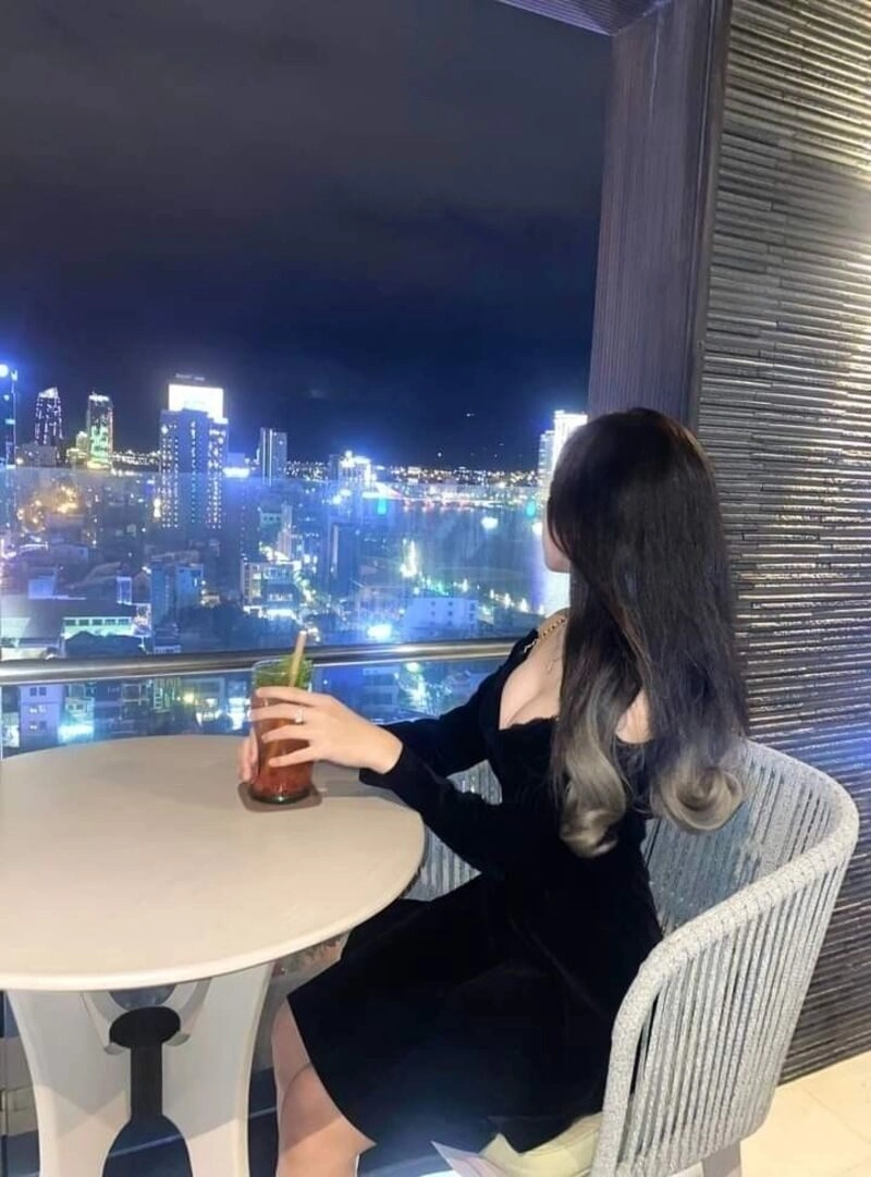 lạnh lùng ảnh con gái uống trà sữa che mặt