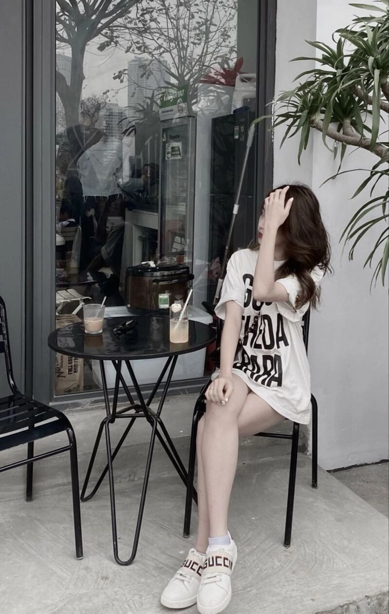 lạnh lùng ảnh con gái uống trà sữa che mặt