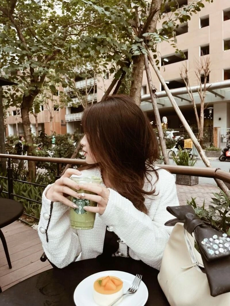 lạnh lùng ảnh con gái uống trà sữa che mặt