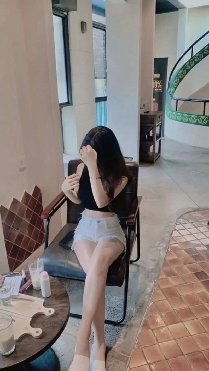 lạnh lùng ảnh con gái uống trà sữa che mặt