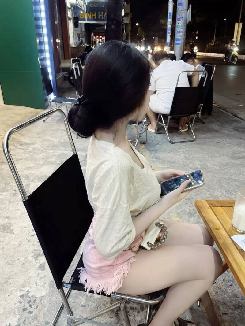 lạnh lùng ảnh con gái uống trà sữa che mặt